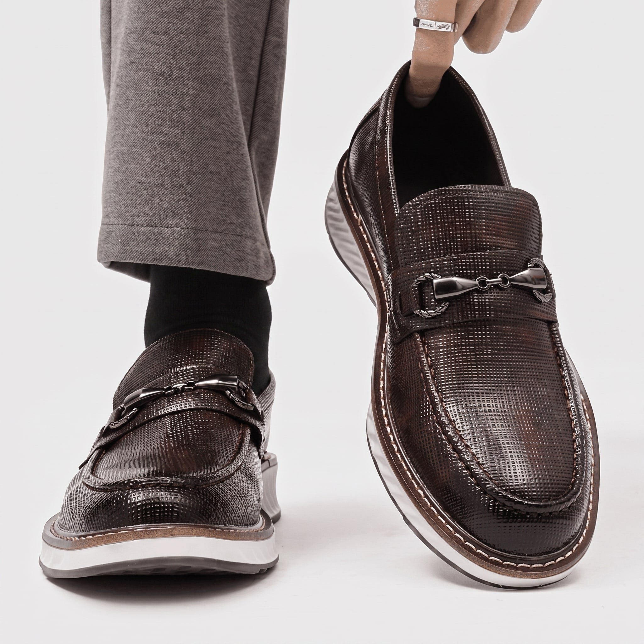 Oxford Shoes with Metal Accent