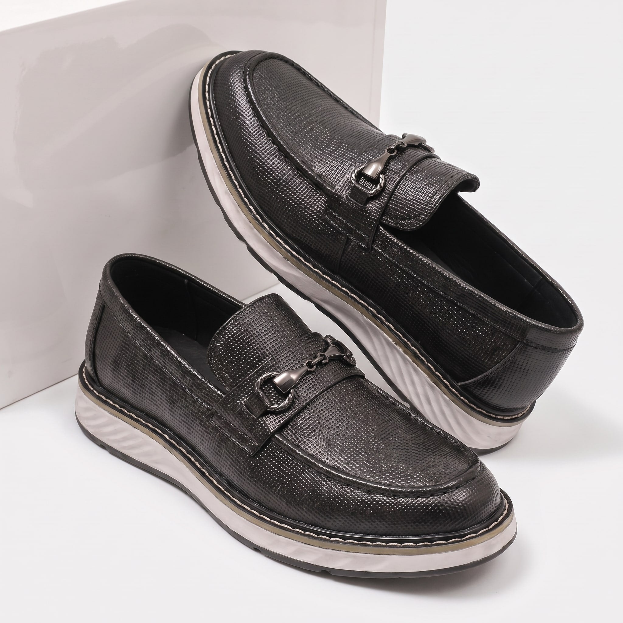 Oxford Shoes with Metal Accent